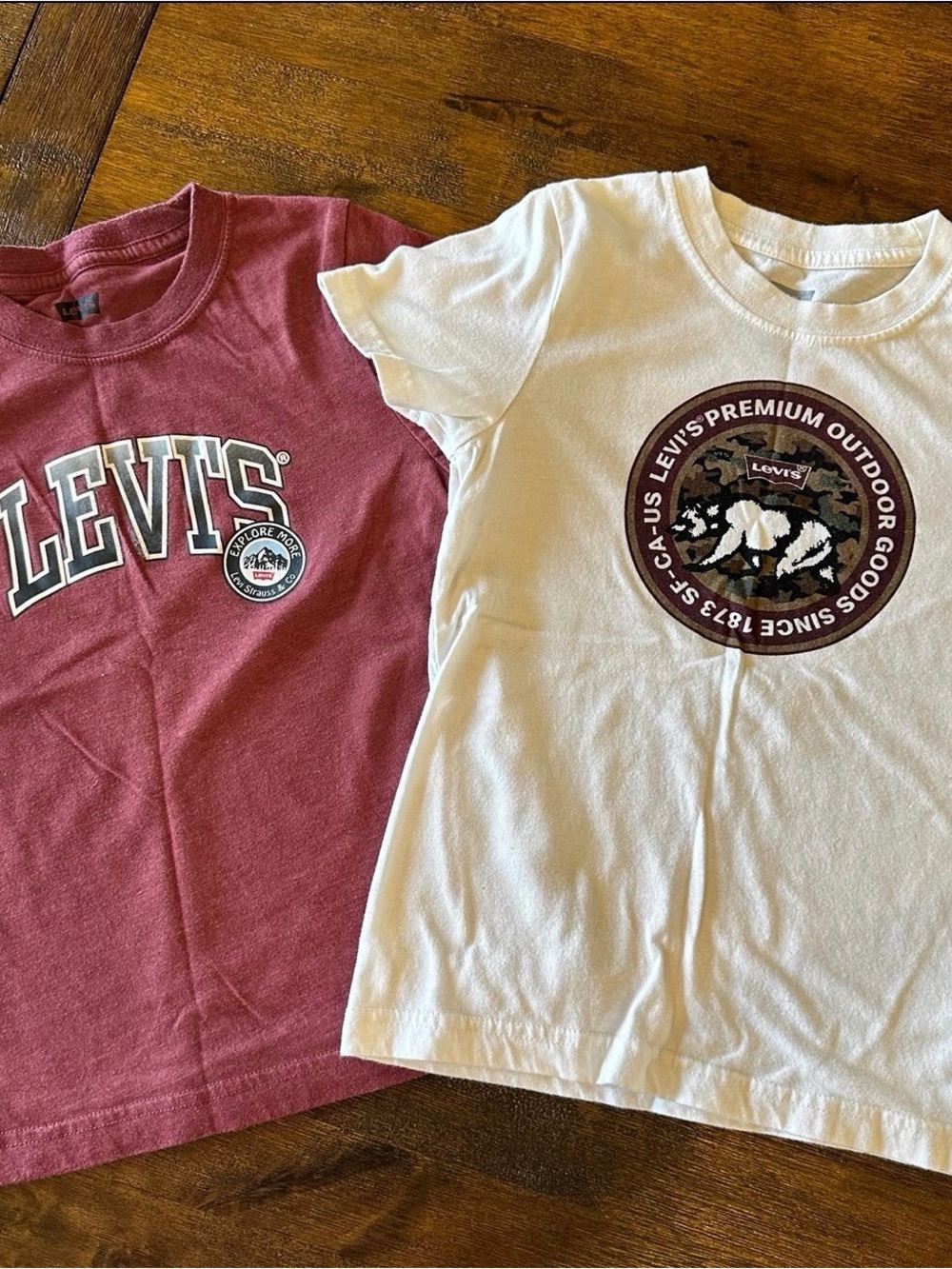 Levi's Kids Short Sleeve Tees - White & Maroon Graphic Set